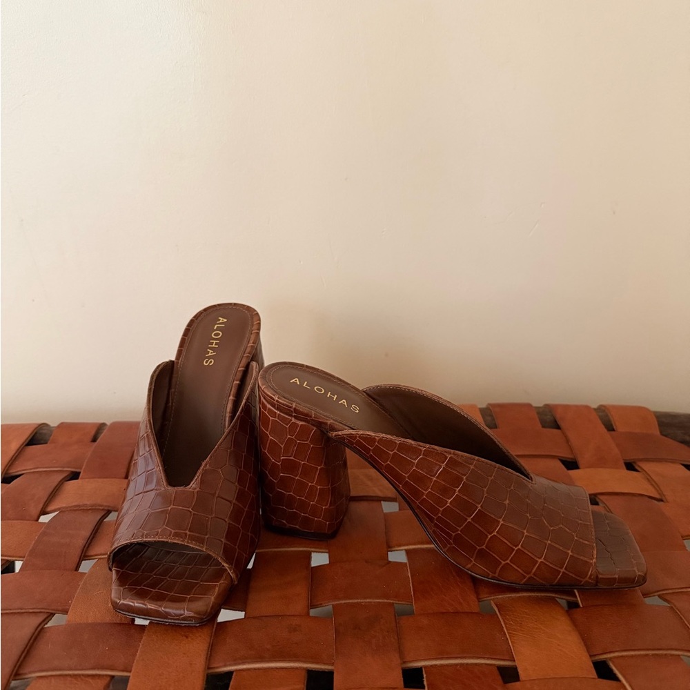 ALOHAS Brown Croc-Embossed Block Heel Mules